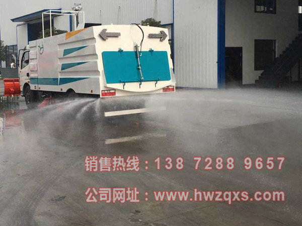 東(dōng)風5噸掃路車(chē)加裝後噴霧工作實拍