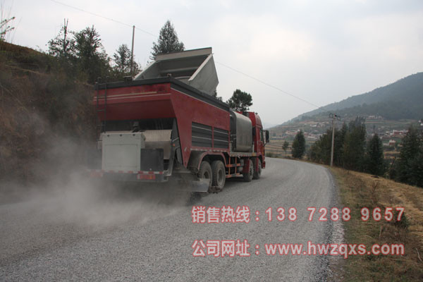 1494313216424579.jpg 前四後八同步碎石封層車工作實拍圖片一.jpg